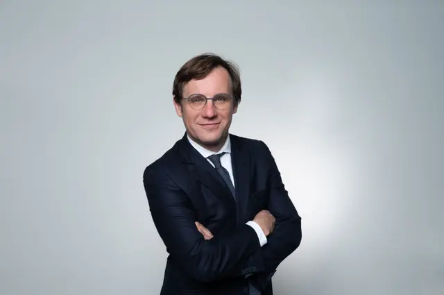 Mann im Anzug mit verschränkten Armen