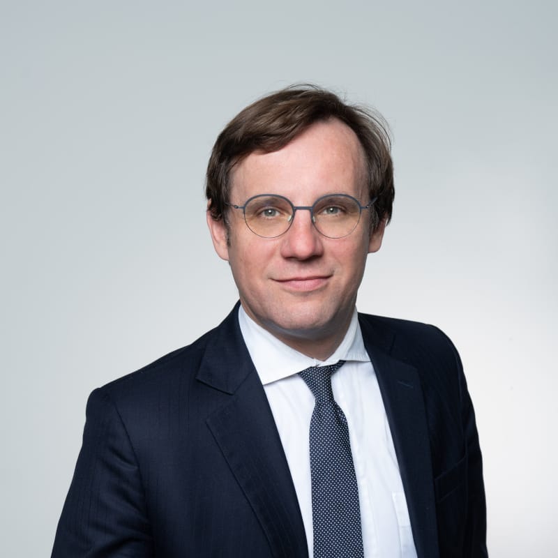 Porträt eines Mannes im Anzug mit Brille