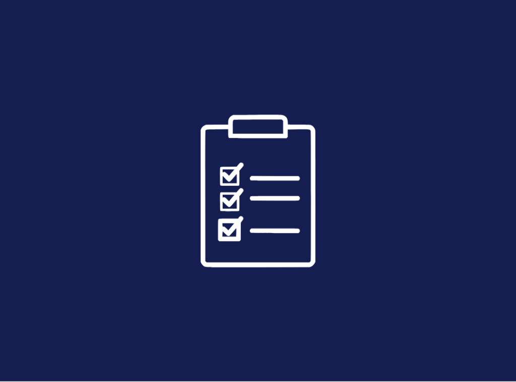 Symbolisches Klemmbrett mit Checkliste auf blauem Hintergrund